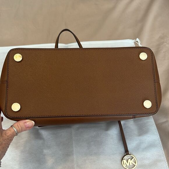 Michael Kors brown leather handbag lots of pockets roomy and adjustable handles - Picture 7 of 16